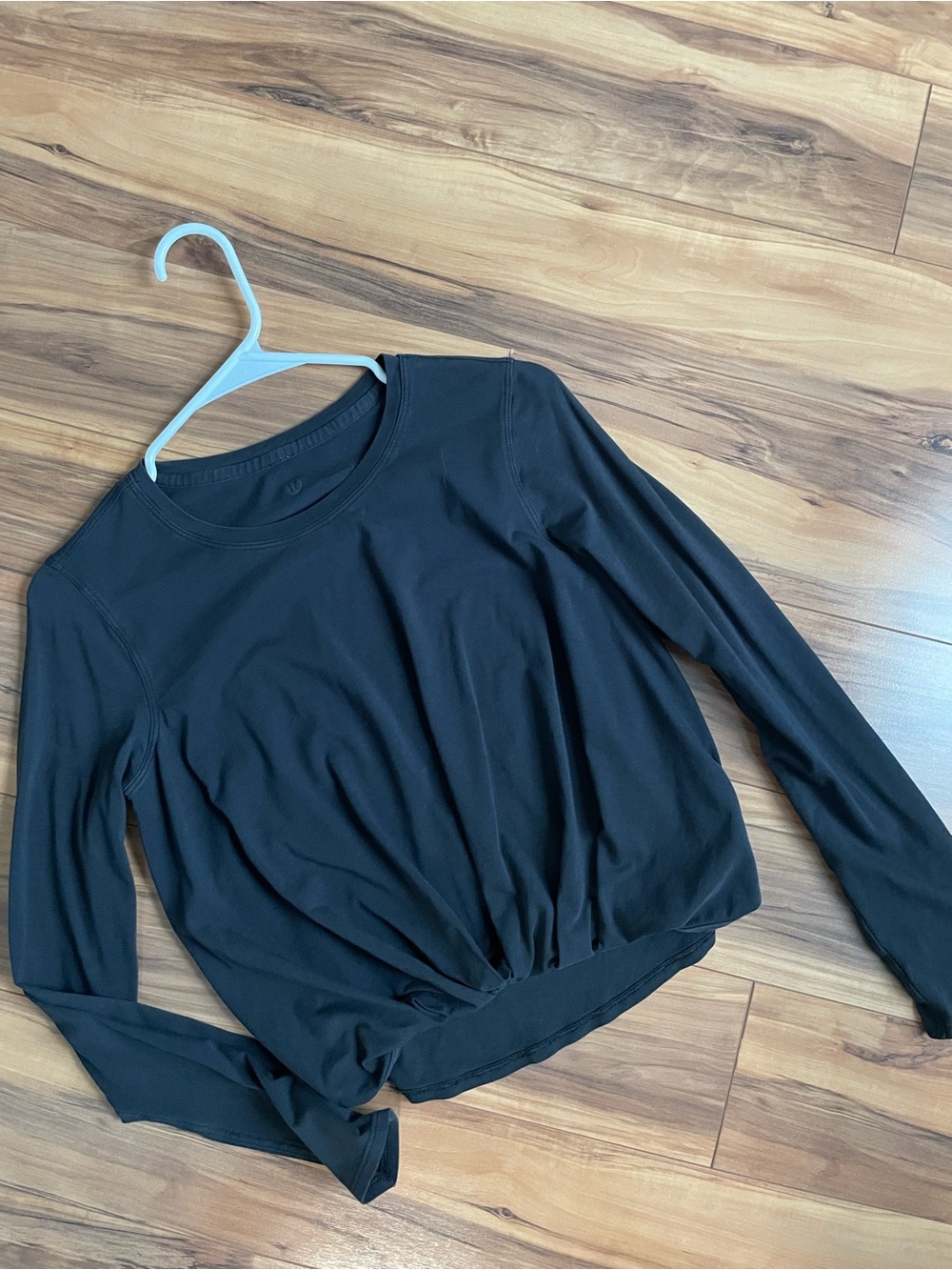 Lululemon athletica women’s Black Long-Sleeve Twist-Hem Women's Top size 4